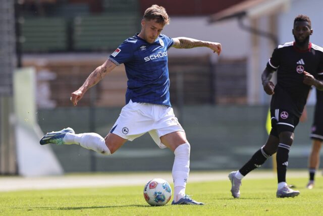 Joel Grodowski schießt einen Ball.