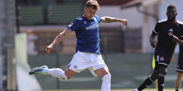 Joel Grodowski schießt einen Ball.