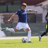 Joel Grodowski schießt einen Ball.