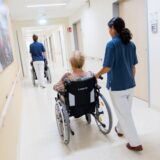 Ambulant oder stationär? Der Kreis Unna verfolgt bei der Pflege seit mehr als 30 Jahren eine Devise, die fehlende Heimplätze derzeit noch nicht zum sofortigen Notruf veranlasst.