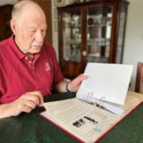 Heinrich Schäferhoff blättert durch den Aktenordner zu seinem Fall.