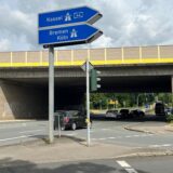 Autos fahren unter einer Brücke hindurch. (Archivbild)