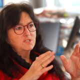 Bürgermeisterin Elke Kappen gestikuliert in einer Gesprächssituation.