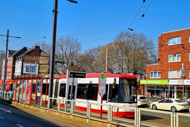 Eine Straßenbahn fährt in der Mitte der Straße. (Archivbild)