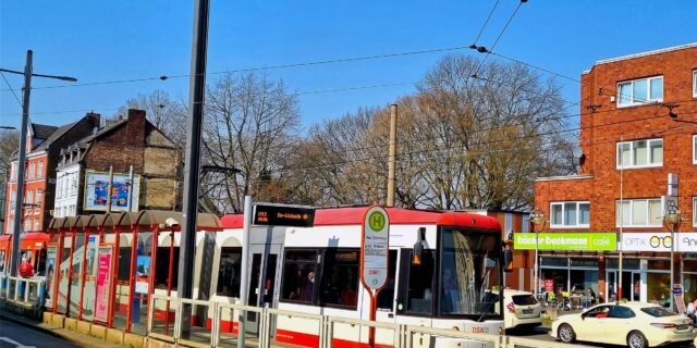 Eine Straßenbahn fährt in der Mitte der Straße. (Archivbild)