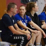 Trainer Kai Harbach sitzt auf der Bank.