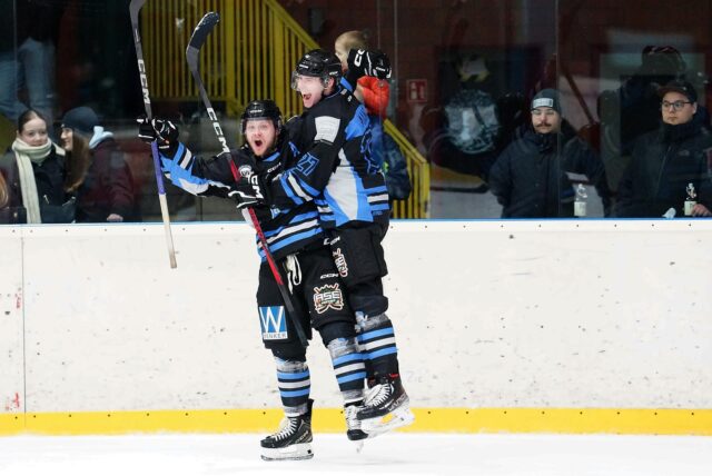 Zwei Eishockeyspieler des ESV Grizzlys Bergkamen jubeln.