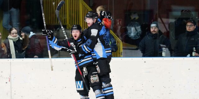 Zwei Eishockeyspieler des ESV Grizzlys Bergkamen jubeln.