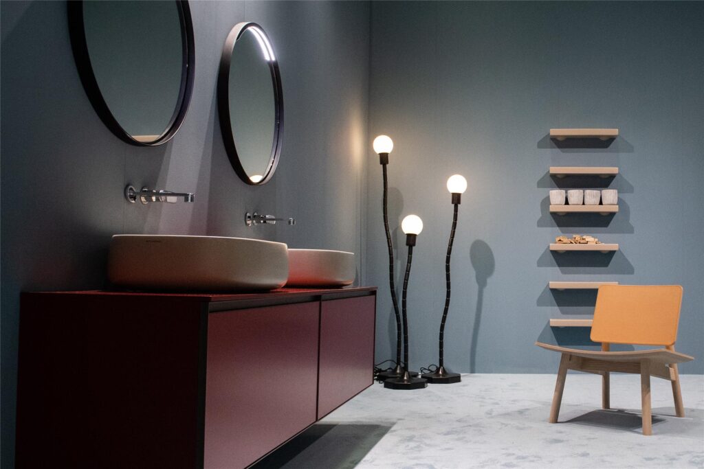 Ein Badezimmer, in dem weder an den Wänden noch auf dem Boden Fliesen zu finden sind.