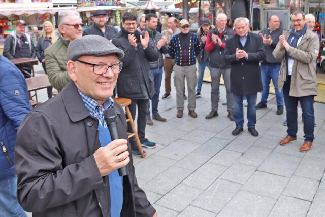 Kamens 1. stellvertretender Bürgermeister Manfred Wiedemann mit einem Mikrofon auf der Frühlingskirmes am Willy-Brandt-Platz in Kamen.