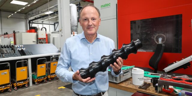 Murtfeldt-Geschäftsführer Andreas Balla zeigt hier ein typisches Produkt, das von dem Kunststoffspezialisten in Dortmund hergestellt wird: eine so genannte „Schnecke“, wie sie zum Beispiel in Getränkeabfüllanlagen eingesetzt wird.