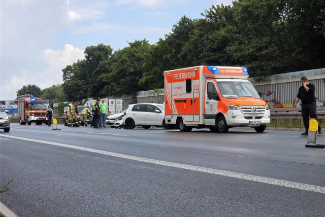 Rettungswagen und Feuerwehr stehen an der Unfallstelle auf der A2 zwischen Kamener Kreuz und der Ausfahrt Kamen/Bergkamen in Fahrtrichtung Oberhausen.