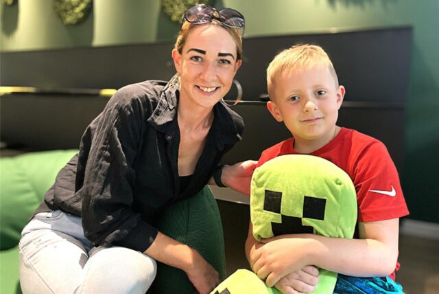 Conner und seine Mutter Monique Krüger bei einem Besuch in unserer Redaktion