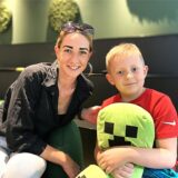 Conner und seine Mutter Monique Krüger bei einem Besuch in unserer Redaktion