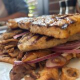 Das griechische Restaurant „Olympia“ in Selm packt die Teller voll. Wer seine Portion nicht schafft, der kann sich den Rest einpacken lassen.