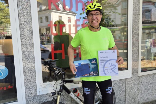 Martin Bischoff steht mit seinem Fahrrad vor dem Schwerter Stadtmarketing.