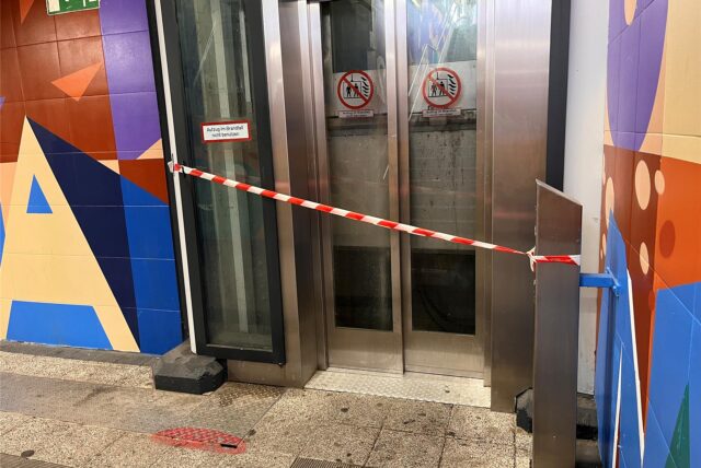 Vor einem Aufzug im Bahnhof Unna ist rot-weißes Absperrband gespannt.