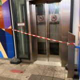Vor einem Aufzug im Bahnhof Unna ist rot-weißes Absperrband gespannt.