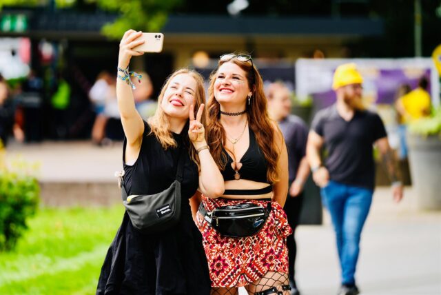 Viele der Besucher und Besucherinnen des Juicy Beats haben sich in Schale geschmissen.