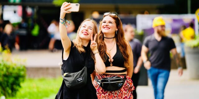 Viele der Besucher und Besucherinnen des Juicy Beats haben sich in Schale geschmissen.