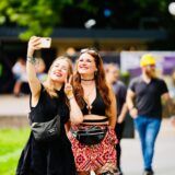 Viele der Besucher und Besucherinnen des Juicy Beats haben sich in Schale geschmissen.
