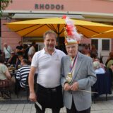 Stammgäste um Helmut Scherer verabschieden sich von ihrem Lieblingswirt.