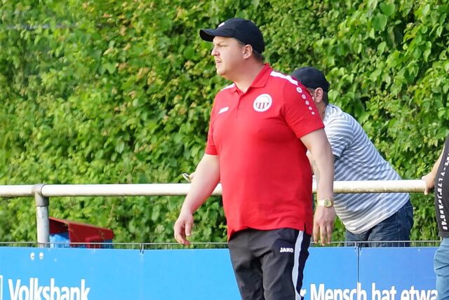 Christopher Brügmann steht am Spielfeldrand.