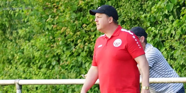 Christopher Brügmann steht am Spielfeldrand.