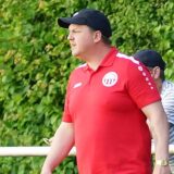 Christopher Brügmann steht am Spielfeldrand.