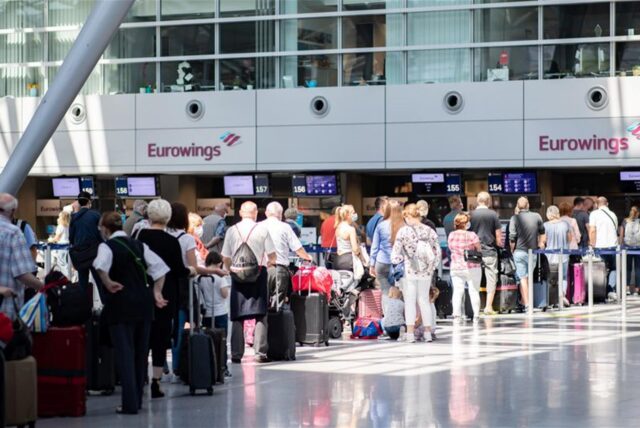 Reisende stehen mit ihrem Gepäck an den Check-In-Schaltern am Düsseldorfer Flughafen. Die Bezirksregierungen in Nordrhein-Westfalen haben im vergangenen Jahr insgesamt 9.034 Bußgeldverfahren wegen Verletzung der Schulpflicht eingeleitet.