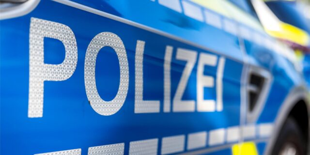 Aufschrift „Polizei“ auf einem Polizeiwagen