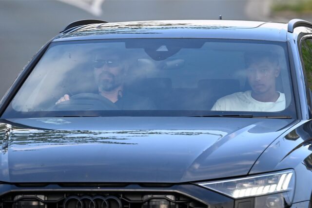 Jobe Bellingham sitzt in einem Auto.
