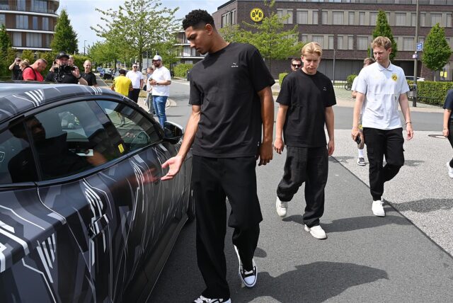 Jobe Bellingham steigt in ein Auto.