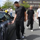 Jobe Bellingham steigt in ein Auto.