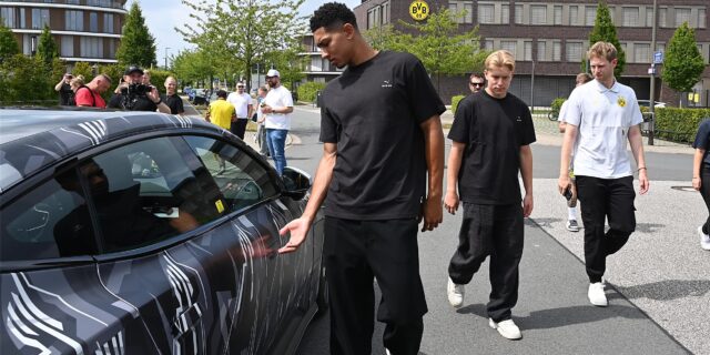 Jobe Bellingham steigt in ein Auto.