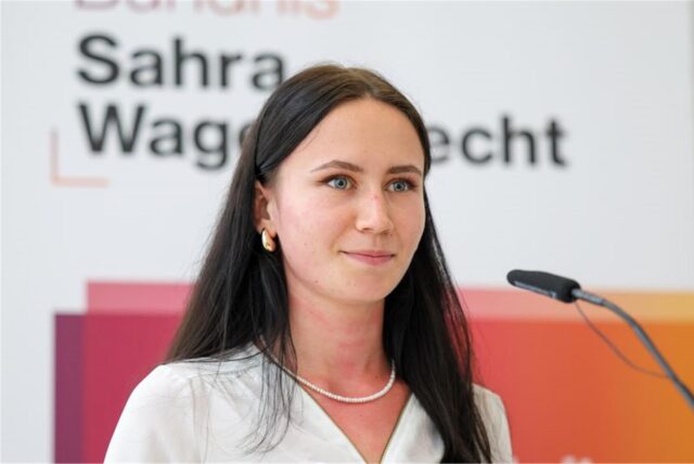 Anastasia Wirsing, frisch gewählte Bundesvorsitzende des „Jugendbündnis im BSW“, bei ihrer Bewerbungsrede.