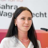 Anastasia Wirsing, frisch gewählte Bundesvorsitzende des „Jugendbündnis im BSW“, bei ihrer Bewerbungsrede.
