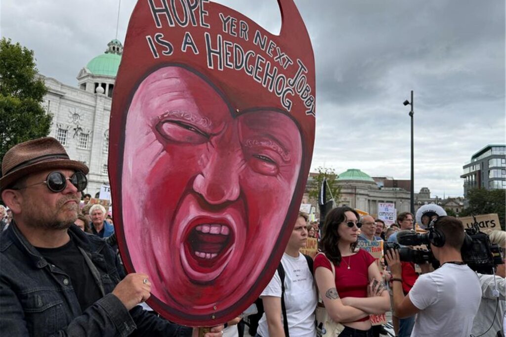 Zahlreiche Menschen protestieren gegen Donald Trump. Zahlreiche Menschen protestieren gegen Donald Trump.