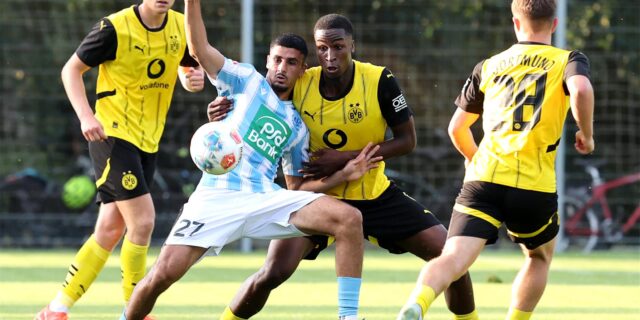 Ismael Mansaray führt einen Zweikampf um den Ball.