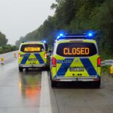 Zwei Polizeiwagen stehen auf der A44 bei Unna