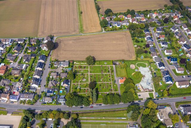 Der Irisweg in Holzwickede ist links im Bild in seinem Verlauf von oben nach unten zu erkennen. Im Vordergrund Felder und ein Park in Holzwickede-Opherdicke