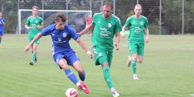 Nazarii Kovalenko (l.) führt den Ball.