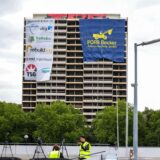 Werbebanner der an der Sprengung beteiligten Unternehmen hängen am „Weißen Riesen“.