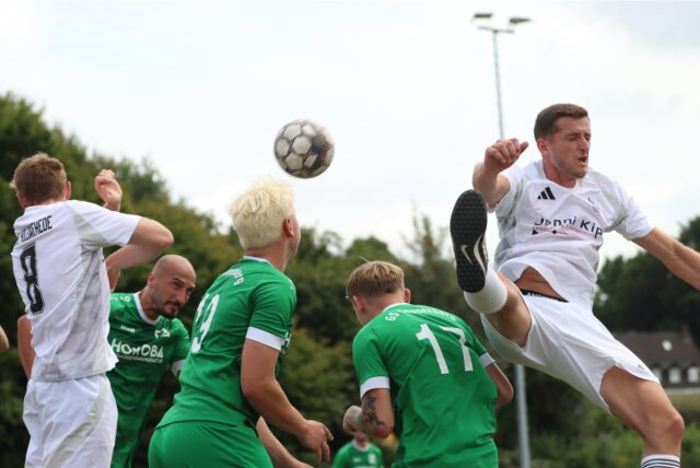 Yusuf Dilsiz (2.v.l.) lauert auf den Kopfball, der zum 1:0 für GS Cappenberg führte. Rechts verpasst Holzwickedes Burim Losaj.