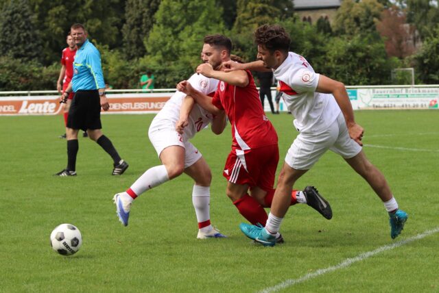 Duell um den Ball.