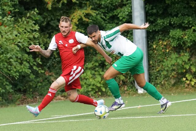 Lukas Manka (TuRa in Rot) im Duell um den Ball.