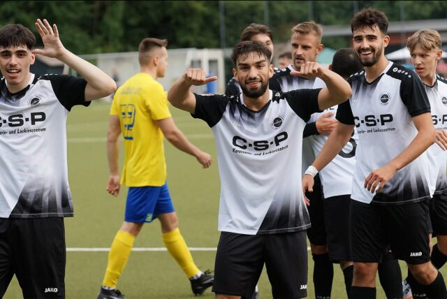 Kollektive Freude beim VfL nach dem erlösenden 0:1 durch Görkem Ücüncü (l.).