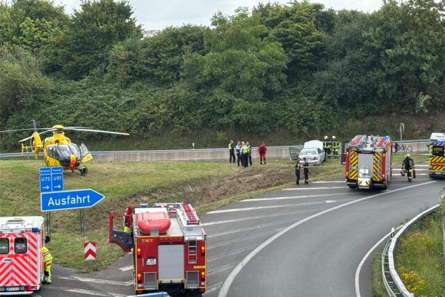 Ein Auto ist an der A1-Ausfahrt Schwerte am Montagmorgen (28.7.) von der Fahrbahn abgekommen: Ein Rettungshubschrauber musste landen.